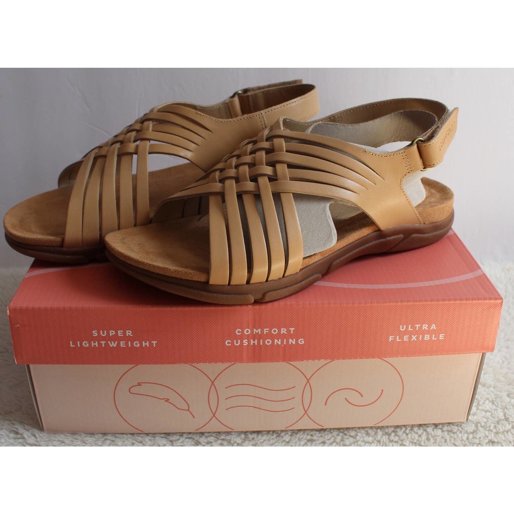 New in Box Easy Spirit Semar Sandals in Light Natural, Size 8.5W